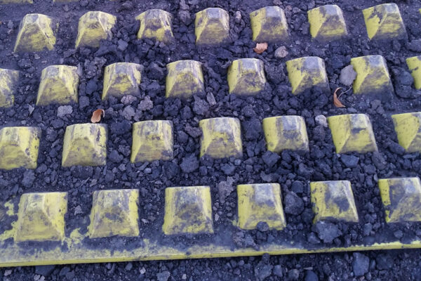 Cleaning mud grit and stone off vehicle tyres