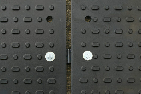 Easy to connect tread pattern