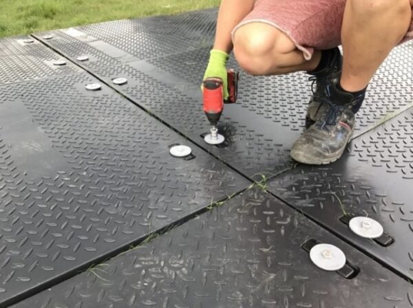 Ground protection mats easy to connect and install